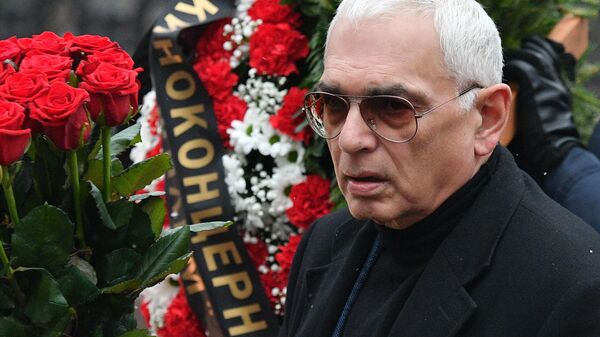 Режиссер Карен Шахназаров на церемонии прощания с художественным руководителем Московского театра Современник Галиной Волчек Режиссер Карен Шахназаров на церемонии прощания с художественным руководителем Московского театра Современник Галиной Волчек