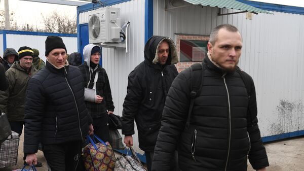 Пленные, возвращенные украинской стороной на КПП на окраине города Горловка в Донецкой области Пленные, возвращенные украинской стороной на КПП на окраине города Горловка в Донецкой области