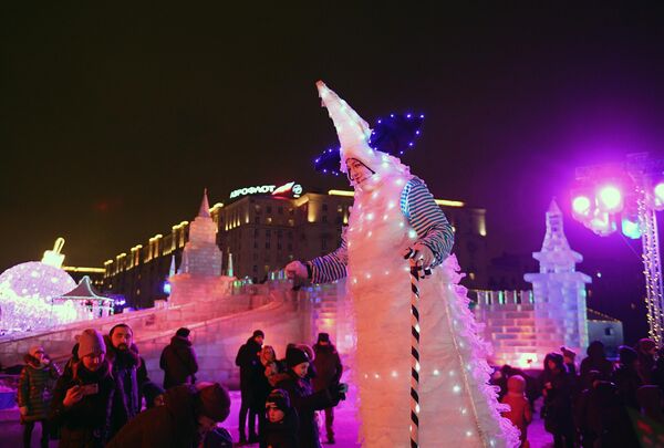 Посетители на V Новогоднем фестивале Ледовая Москва. В кругу семьи в Парке Победы на Поклонной горе Посетители на V Новогоднем фестивале Ледовая Москва. В кругу семьи в Парке Победы на Поклонной горе