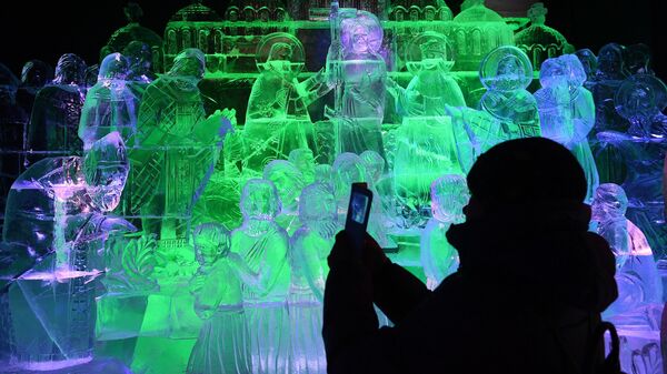 Посетитель в павильоне История на V Новогоднем фестивале Ледовая Москва. В кругу семьи в Парке Победы на Поклонной горе Посетитель в павильоне История на V Новогоднем фестивале Ледовая Москва. В кругу семьи в Парке Победы на Поклонной горе