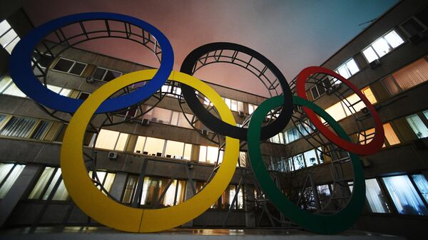 Олимпийские кольца во дворе здания Олимпийского комитета России
