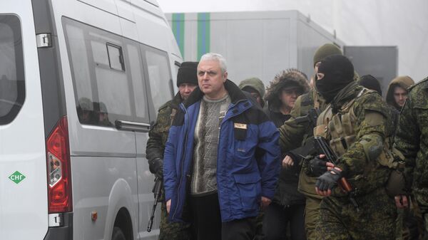 Представители ДНР и граждане Украины на КПП на окраине города Горловка в Донецкой области Представители ДНР и граждане Украины на КПП на окраине города Горловка в Донецкой области