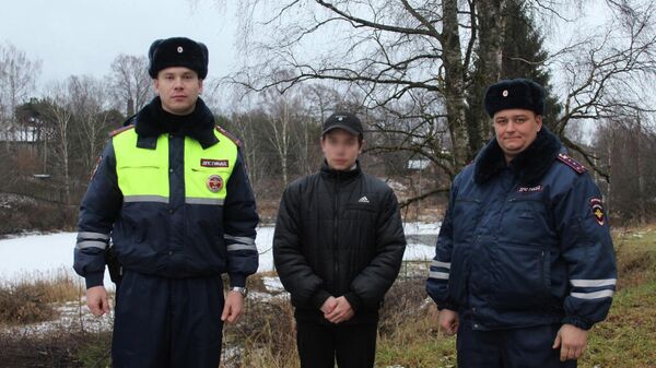 В городе Устюжна Вологодской области полицейские спасли подростка, провалившегося под лёд В городе Устюжна Вологодской области полицейские спасли подростка, провалившегося под лёд
