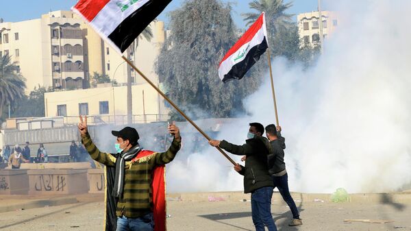 Акция протеста против авиационных ударов со стороны США возле посольства США в Багдаде, Ирак. 1 января 2020 Акция протеста против авиационных ударов со стороны США возле посольства США в Багдаде, Ирак. 1 января 2020