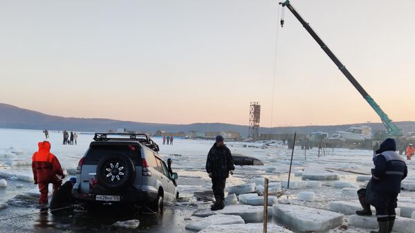 На месте происшествия в бухте Воевода на острове Русском во Владивостоке, где около 30 автомобилей рыбаков частично провалились под лед На месте происшествия в бухте Воевода на острове Русском во Владивостоке, где около 30 автомобилей рыбаков частично провалились под лед