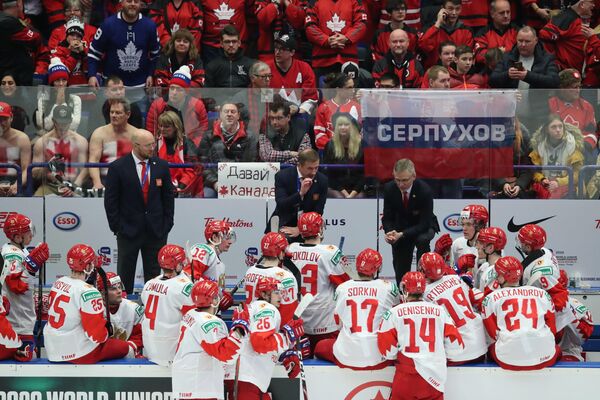 Валерий Брагин (в центре на втором плане) и хоккеисты молодежной сборной России Валерий Брагин (в центре на втором плане) и хоккеисты молодежной сборной России