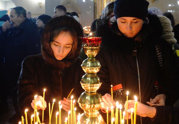 Верующие во время рождественского богослужения в храме Рождества Христова в Красноярске Верующие во время рождественского богослужения в храме Рождества Христова в Красноярске