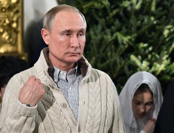 Владимир Путин во время Рождественского богослужения в Спасо-Преображенском соборе всей гвардии в Санкт-Петербурге Владимир Путин во время Рождественского богослужения в Спасо-Преображенском соборе всей гвардии в Санкт-Петербурге