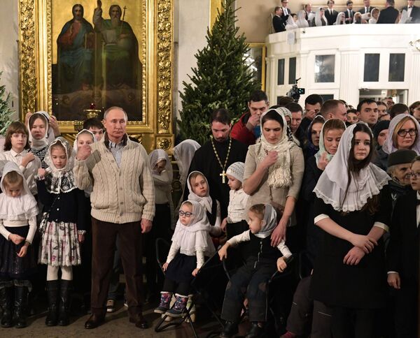 Владимир Путин во время Рождественского богослужения в Спасо-Преображенском соборе всей гвардии в Санкт-Петербурге Владимир Путин во время Рождественского богослужения в Спасо-Преображенском соборе всей гвардии в Санкт-Петербурге