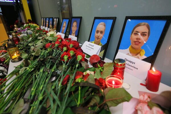 Цветы и свечи в международном аэропорту Борисполь в Киеве в память о членах экипажа пассажирского лайнера Украины Boeing 737-800, разбившегося в Тегеране Цветы и свечи в международном аэропорту Борисполь в Киеве в память о членах экипажа пассажирского лайнера Украины Boeing 737-800, разбившегося в Тегеране
