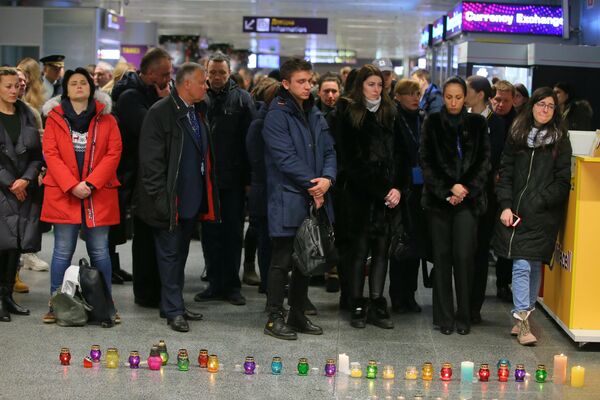 Люди у народного мемориала в международном аэропорту Борисполь в Киеве в память о членах экипажа пассажирского лайнера Украины Boeing 737-800, разбившегося в Тегеране Люди у народного мемориала в международном аэропорту Борисполь в Киеве в память о членах экипажа пассажирского лайнера Украины Boeing 737-800, разбившегося в Тегеране