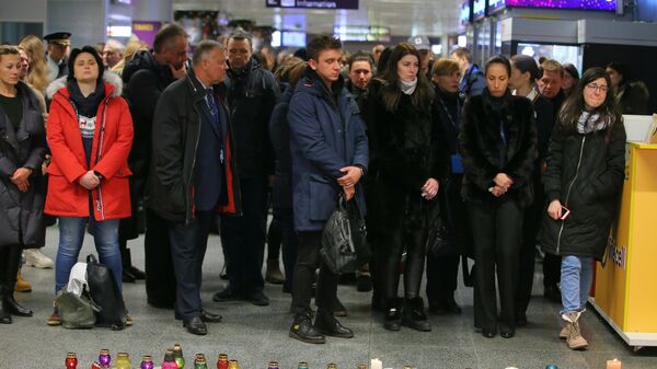 Люди у народного мемориала в международном аэропорту Борисполь в Киеве в память о членах экипажа пассажирского лайнера Украины Boeing 737-800, разбившегося в Тегеране Люди у народного мемориала в международном аэропорту Борисполь в Киеве в память о членах экипажа пассажирского лайнера Украины Boeing 737-800, разбившегося в Тегеране