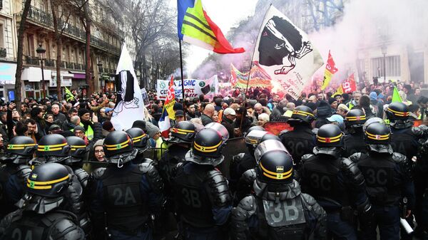 Сотрудники правоохранительных органов во время акции протеста против пенсионной реформы в Париже Сотрудники правоохранительных органов во время акции протеста против пенсионной реформы в Париже