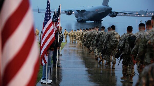 Американские военные, отправляющиеся в район операций Центрального командования США из Форт-Брэгг, Северная Каролина Американские военные, отправляющиеся в район операций Центрального командования США из Форт-Брэгг, Северная Каролина