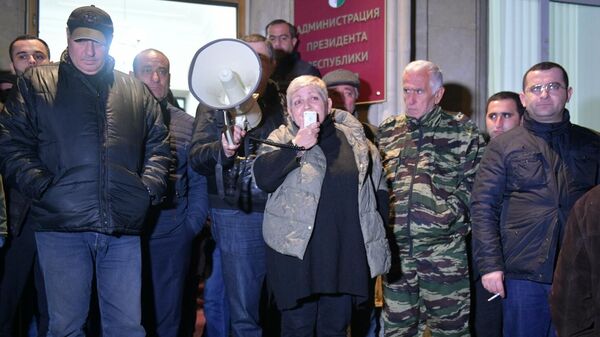 Лидеры оппозиции выступают перед протестующими у здания администрации президента Республики Абхазия в Сухуме Лидеры оппозиции выступают перед протестующими у здания администрации президента Республики Абхазия в Сухуме