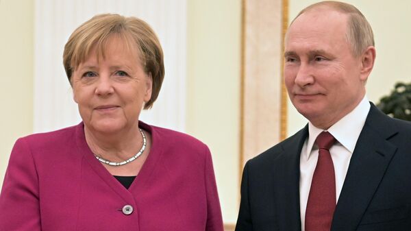 Президент РФ Владимир Путин и федеральный канцлер Германии Ангела Меркель во время встречи Президент РФ Владимир Путин и федеральный канцлер Германии Ангела Меркель во время встречи