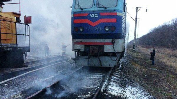 Сотрудники спасательной службы во время ликвидации возгорания электрички Шостка-Киев в Черниговской области Сотрудники спасательной службы во время ликвидации возгорания электрички Шостка-Киев в Черниговской области