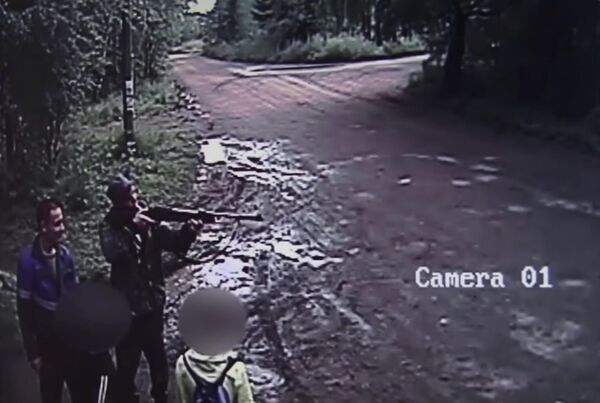 Момент стрельбы попал на камеру видеонаблюдения Момент стрельбы попал на камеру видеонаблюдения