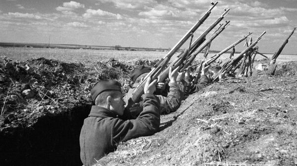 Советские воины ведут огонь из винтовок по вражескому самолету. Курская дуга Советские воины ведут огонь из винтовок по вражескому самолету. Курская дуга