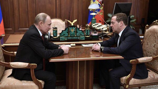 Президент РФ Владимир Путин и председатель правительства РФ Дмитрий Медведев во время встречи Президент РФ Владимир Путин и председатель правительства РФ Дмитрий Медведев во время встречи