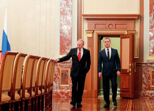 Президент РФ Владимир Путин и председатель правительства РФ Дмитрий Медведев перед встречей с членами правительства РФ Президент РФ Владимир Путин и председатель правительства РФ Дмитрий Медведев перед встречей с членами правительства РФ