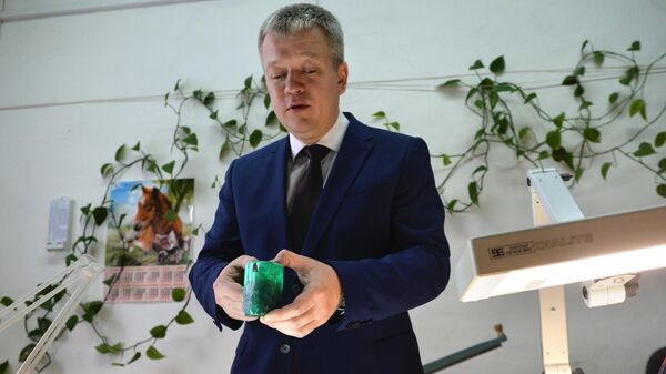 Генеральный директор АО Мариинский прииск Евгений Василевский демонстрирует редкий изумруд весом около 0,5 килограмма и стоимостью 55 тысяч долларов Генеральный директор АО Мариинский прииск Евгений Василевский демонстрирует редкий изумруд весом около 0,5 килограмма и стоимостью 55 тысяч долларов