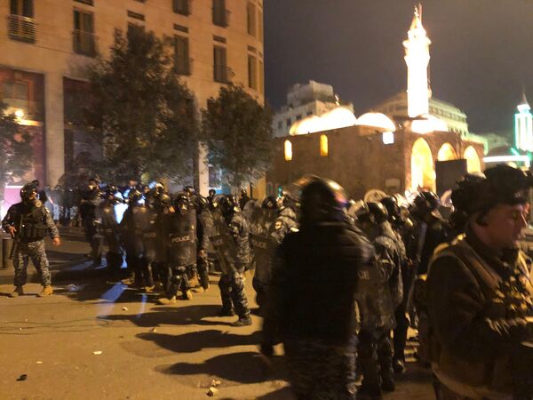 Полиция во время акции протеста в Бейруте Полиция во время акции протеста в Бейруте