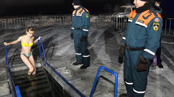 Девушка во время крещенских купаний на озере Кенон в Чите Девушка во время крещенских купаний на озере Кенон в Чите