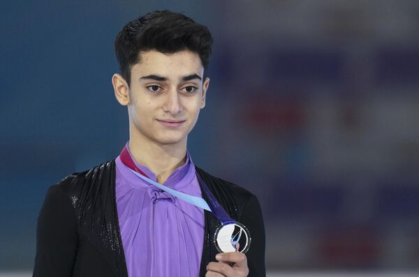 Артур Даниелян, завоевавший серебряную медаль на чемпионате России по фигурному катанию в Красноярске, на церемонии награждения Артур Даниелян, завоевавший серебряную медаль на чемпионате России по фигурному катанию в Красноярске, на церемонии награждения