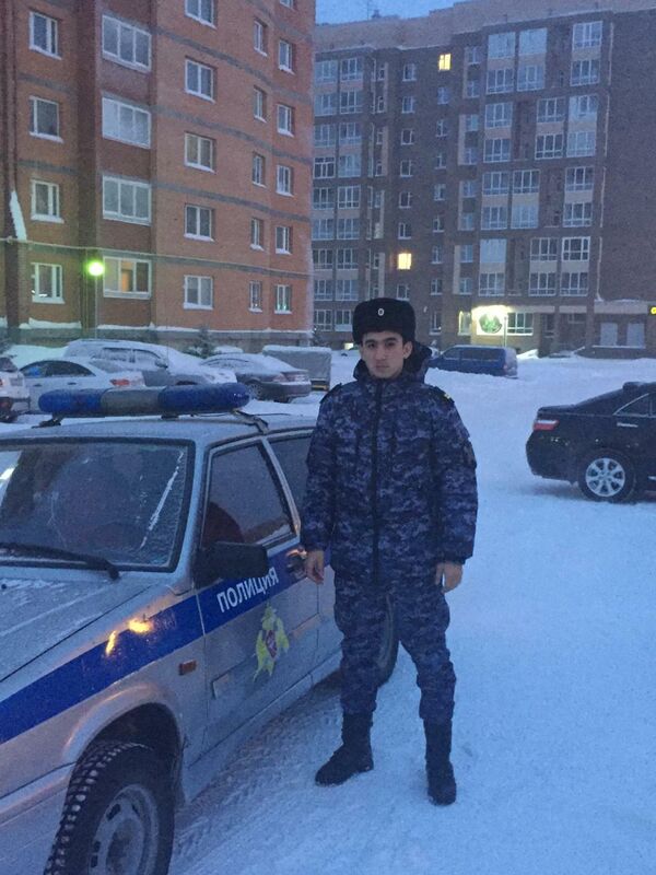 Младший сержант Муслим Атаев, спасший одиннадцатилетнего мальчика из горящей квартиры в Новом Уренгое Младший сержант Муслим Атаев, спасший одиннадцатилетнего мальчика из горящей квартиры в Новом Уренгое