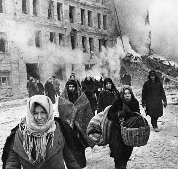 Жители блокадного Ленинграда выходят из бомбоубежища после отбоя тревоги Жители блокадного Ленинграда выходят из бомбоубежища после отбоя тревоги