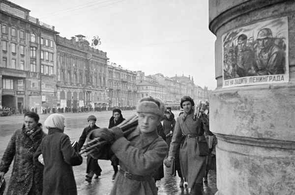 На Невском проспекте блокадного города. Ленинград, октябрь 1941 года На Невском проспекте блокадного города. Ленинград, октябрь 1941 года