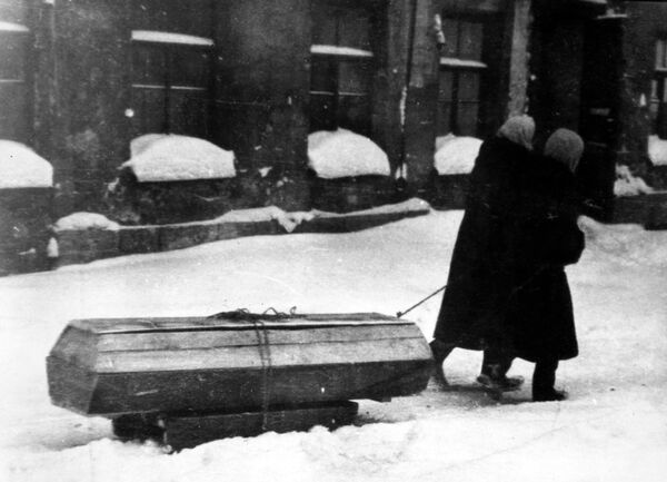 Жители города везут на санках гроб с умершем. Блокада Ленинграда Жители города везут на санках гроб с умершем. Блокада Ленинграда