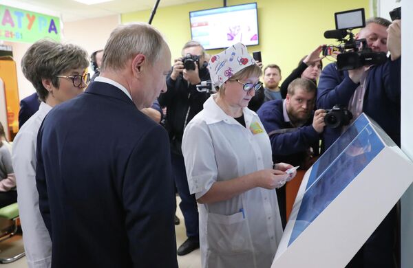 Президент РФ Владимир Путин во время посещения Детской поликлиники ГУЗ Усманская ЦРБ в городе Усмань Президент РФ Владимир Путин во время посещения Детской поликлиники ГУЗ Усманская ЦРБ в городе Усмань