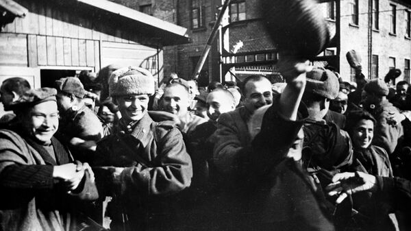 Узники Освенцима в первые минуты после освобождением лагеря Советской Армией Узники Освенцима в первые минуты после освобождением лагеря Советской Армией