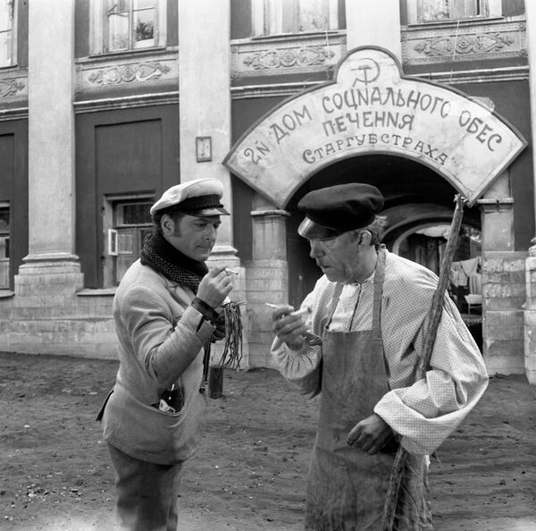 Кадр из фильма Двенадцать стульев по одноименному роману Ильи Ильфа и Евгения Петрова Кадр из фильма Двенадцать стульев по одноименному роману Ильи Ильфа и Евгения Петрова