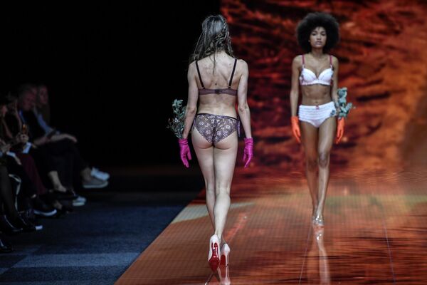 Модели представляют коллекцию нижнего белья на показе International Lingerie Fair в Париже Модели представляют коллекцию нижнего белья на показе International Lingerie Fair в Париже