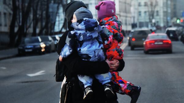 Женщина с двумя детьми Женщина с двумя детьми