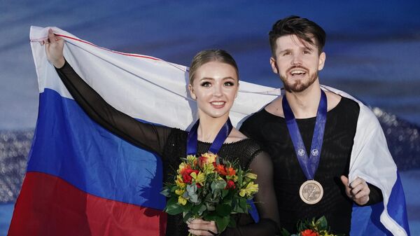 Александра Степанова и Иван Букин (Россия), завоевавшие бронзовые медали в танцах на льду чемпионата Европы по фигурному катанию, на церемонии награждения. Александра Степанова и Иван Букин (Россия), завоевавшие бронзовые медали в танцах на льду чемпионата Европы по фигурному катанию, на церемонии награждения.