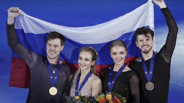 Призеры соревнований в танцах на льду чемпионата Европы по фигурному катанию на церемонии награждения (слева направо): Виктория Синицина и Никита Кацалапов (Россия) - золотые медали, Александра Степанова и Иван Букин (Россия) - бронзовые медали. Призеры соревнований в танцах на льду чемпионата Европы по фигурному катанию на церемонии награждения (слева направо): Виктория Синицина и Никита Кацалапов (Россия) - золотые медали, Александра Степанова и Иван Букин (Россия) - бронзовые медали.