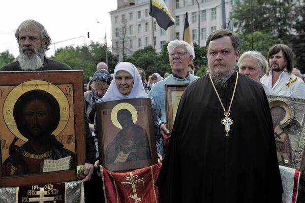 Председатель Синодального отдела по взаимоотношениям Церкви и общества протоиерей Всеволод Чаплин на митинге в защиту Русской православной церкви на Суворовской площади Председатель Синодального отдела по взаимоотношениям Церкви и общества протоиерей Всеволод Чаплин на митинге в защиту Русской православной церкви на Суворовской площади