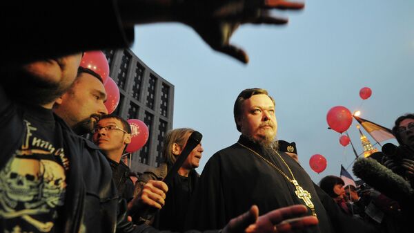 Протоиерей Всеволод Чаплин беседует с участниками автопробега по Садовому кольцу в поддержку РПЦ на проспекте академика Сахарова в Москве Протоиерей Всеволод Чаплин беседует с участниками автопробега по Садовому кольцу в поддержку РПЦ на проспекте академика Сахарова в Москве