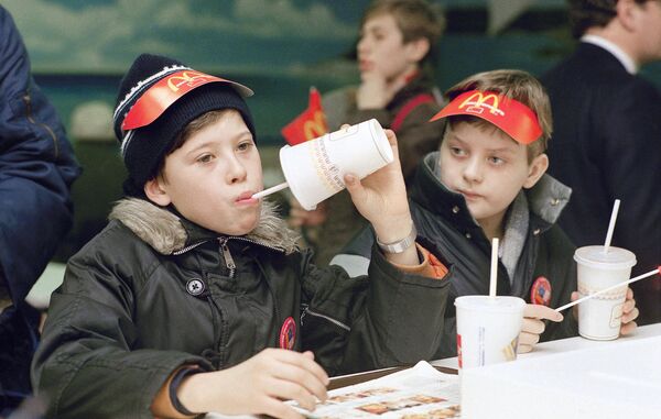 Посетители в первом Макдональдсе в Москве. 31 января 1990 год Посетители в первом Макдональдсе в Москве. 31 января 1990 год