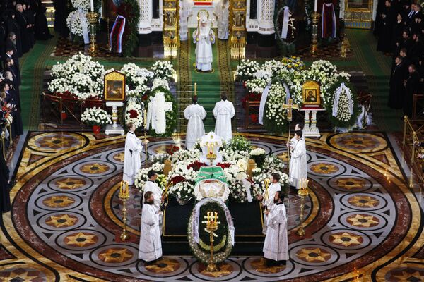 Заупокойная Божественная литургия в храме Христа Спасителя у гроба патриарха Алексия II Заупокойная Божественная литургия в храме Христа Спасителя у гроба патриарха Алексия II