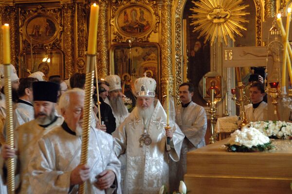 Божественная литургия и заупокойное богослужение у надгробия Алексия II Божественная литургия и заупокойное богослужение у надгробия Алексия II