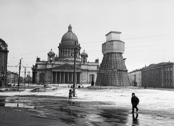 Памятник императору Николаю I, замаскированный во время блокады Ленинграда Памятник императору Николаю I, замаскированный во время блокады Ленинграда