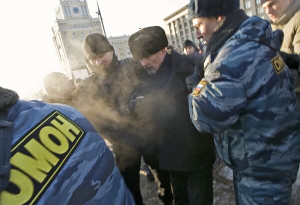 В центре Москвы задержан лидер национал-большевиков Эдуард Лимонов В центре Москвы задержан лидер национал-большевиков Эдуард Лимонов