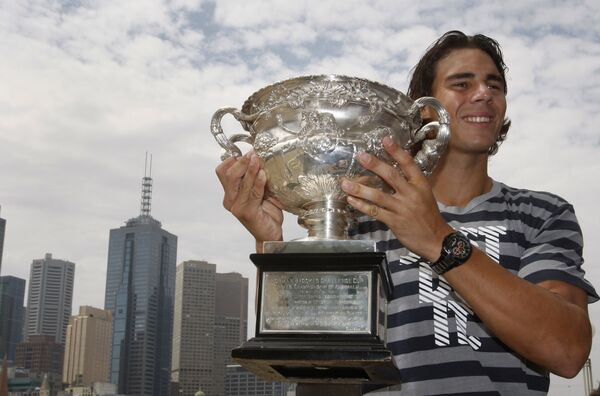 Рафаэль Надаль с главным трофеем Australian Open Рафаэль Надаль с главным трофеем Australian Open