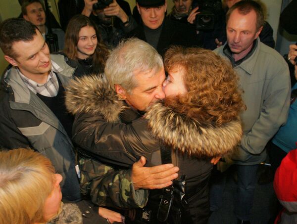 Два моряка с сухогруза Фаина прилетели на родину в Петербург Два моряка с сухогруза Фаина прилетели на родину в Петербург