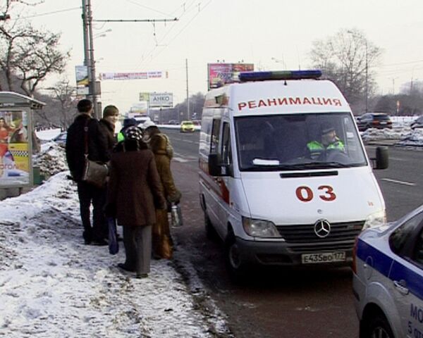Автомобиль врезался в остановку общественного транспорта Автомобиль врезался в остановку общественного транспорта